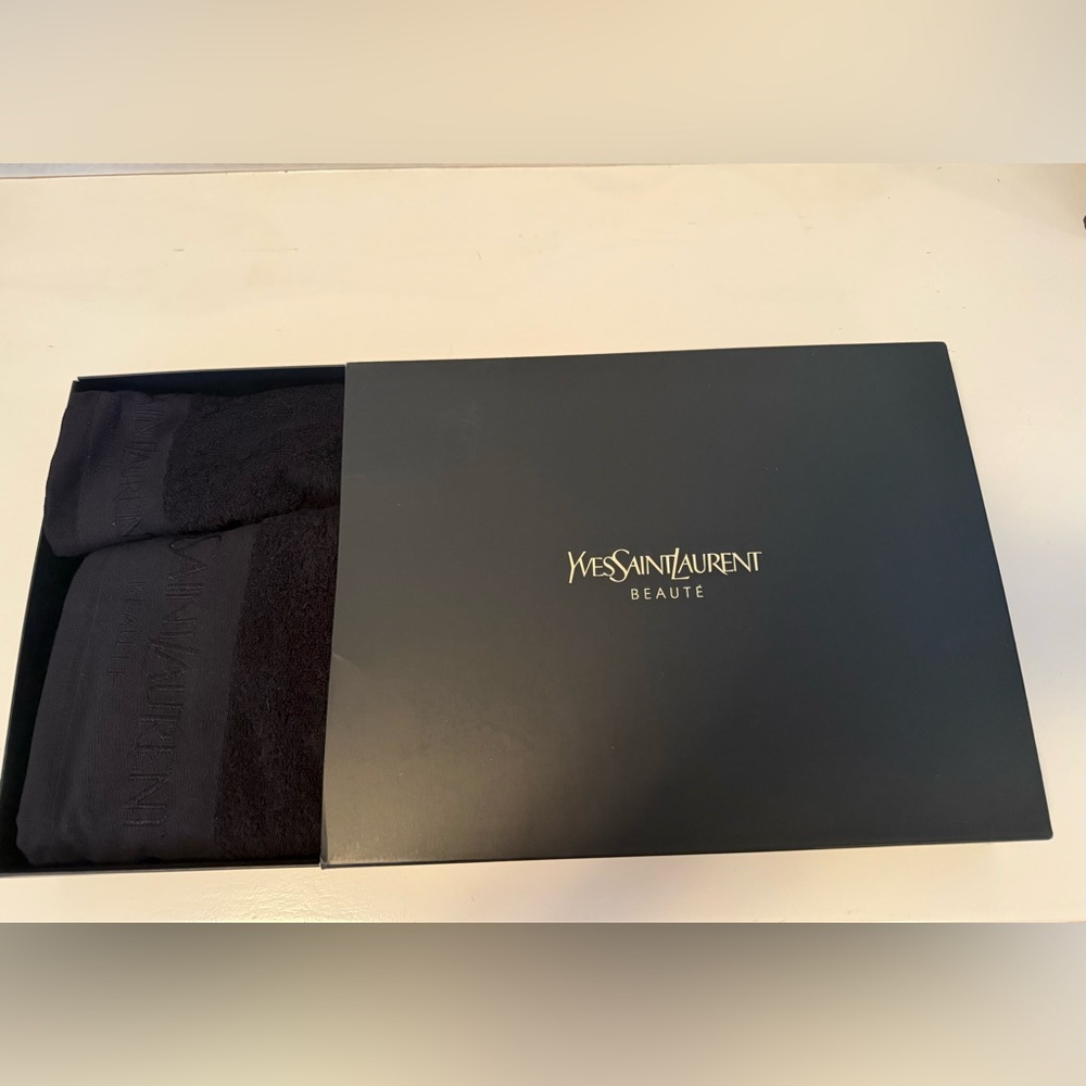 Yves Saint Laurent Black towel Set
